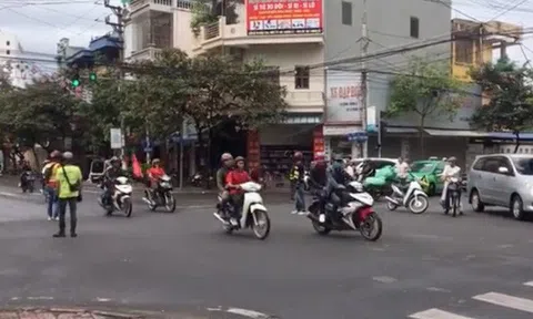 Công an truy tìm nhóm phượt thủ ngang nhiên chặn đường để đoàn xe của mình chạy qua ngã tư như xe ưu tiên