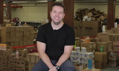 Bỏ học cấp ba, từng nợ nần vì chứng khoán, người đàn ông làm lại từ đầu bằng việc bán hàng online, thu về 18 triệu USD/năm