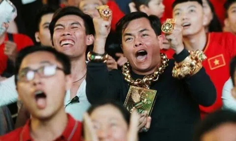 Đại gia đeo 13kg vàng đi cổ vũ đá bóng từng bị chẩn đoán thần kinh và bị cướp kéo lê giữa đường