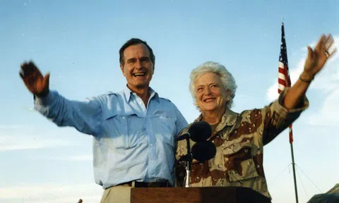 Câu chuyện tình như tiểu thuyết của cựu Tổng thống Mỹ Bush "cha" và vợ: Suốt 73 năm cảm xúc không thay đổi và vẫn nói "anh yêu em" hằng đêm