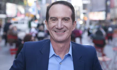 Tỷ phú David Bach: "Muốn có của ăn của để thì phải tiết kiệm 20% thu nhập mỗi tháng"