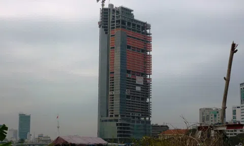 Tháp biểu tượng bị siết nợ, đại gia ôm nợ 7.000 tỷ tàn tạ