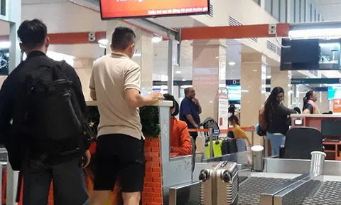 Chuyện người đàn ông thơm phức nước hoa ở sân bay Tân Sơn Nhất