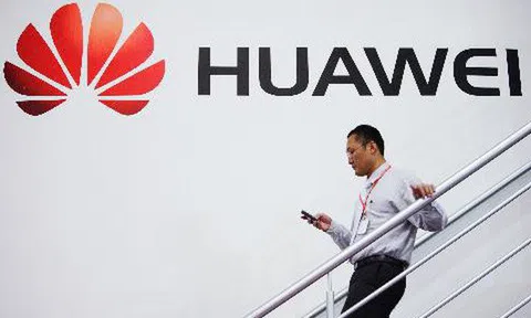 ‘Lỡ tay’ đăng dòng chúc mừng năm mới trên Twitter của Huawei bằng iPhone, 2 nhân viên bị hãng cách chức, trừ lương