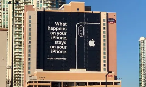 Apple treo biển quảng cáo khổng lồ "đá đểu" Google, Amazon tại CES