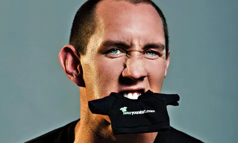 Từ bỏ công việc ổn định để… mặc áo tính tiền: Ý tưởng đơn giản mà điên khùng giúp một nhân viên quèn thành triệu phú đô la