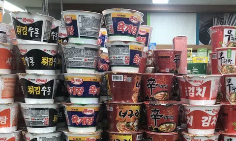 Mì ăn liền - biểu tượng cho sự đói nghèo cùng cực ở Hàn Quốc: Lót dạ cho người sống, thắp hương cho người chết