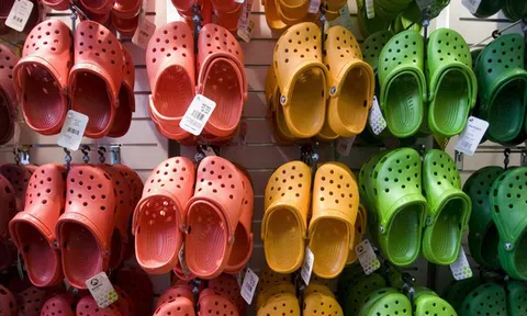 Hãng dép xốp "vạn người mê" Crocs: Từ một "zombie" lỗ chổng vó, nợ như Chúa Chổm, đã lội ngược dòng ngoạn mục với doanh thu 1 tỷ USD, khiến trẻ con, người lớn, doanh nhân, siêu mẫu đều thích mê!