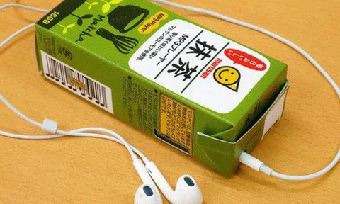 Tưởng đùa mà thật: Lấy ý tưởng từ sự lơ đãng của học sinh, công ty Nhật chế luôn máy nghe nhạc trong vỏ hộp sữa