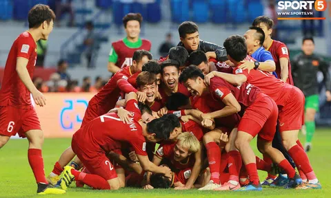 Cựu trợ lý HLV Park Hang Seo: "Từ nay, người nước ngoài sẽ nhìn chúng ta với con mắt tôn trọng, chứ không phải là bằng 1/2 con mắt như ngày xưa''