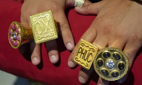 Đột nhập 'lò bát quái' của đại gia đeo nhiều vàng nhất Việt Nam