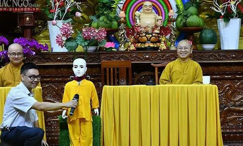 Kỹ sư nghe kinh, ăn chay trường để chế tạo robot giải đáp Phật pháp