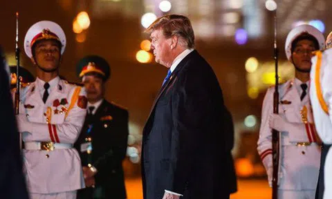 Những hình ảnh đầu tiên của Tổng thống Trump tại Hà Nội qua ống kính phóng viên quốc tế
