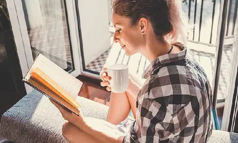 Thói quen đơn giản giúp người trẻ làm giàu nhưng ít ai dám thử: Mạnh dạn xin sếp tăng lương, tự pha cà phê tại nhà và đọc sách mỗi ngày