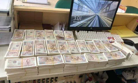 Mang bao tải tiền lẻ 1.000 - 2.000 đồng mua điện thoại 23 triệu tặng vợ 8/3