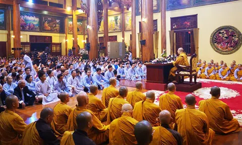 'Cắp sách đến học chùa Ba Vàng cách tiếp thị, thu tiền'