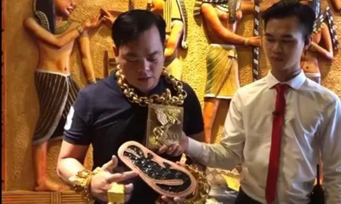 Đại gia Phúc XO đeo 13kg vàng rao bán 500 đôi dép đính vàng