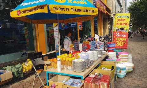 Bất ngờ Điện máy Xanh đem bát, đũa, rổ, rá... bán ngoài đường