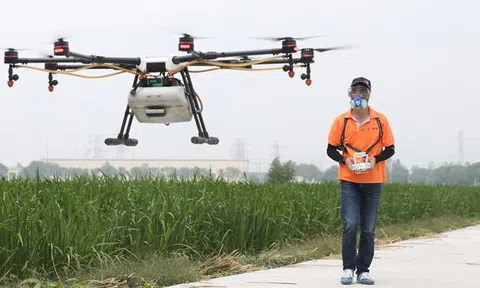 Phi công lái drone - nghề hot nhất ở nông thôn Trung Quốc