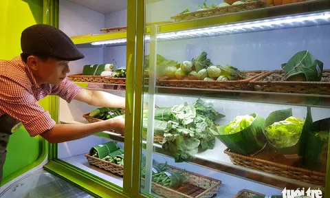 Tiệm nông sản ở Sài Gòn gói rau củ bằng lá chuối