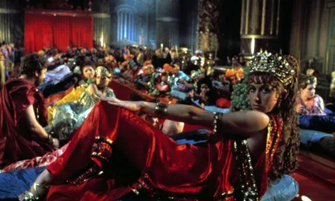 Hoàng đế mở nhà thổ hạng sang, đánh thuế ân ái của gái mại dâm