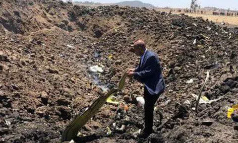 [NÓNG] Hình ảnh đầu tiên từ hiện trường vụ rơi máy bay thảm khốc ở Ethiopia: Tất cả đều cháy rụi
