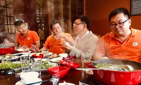 Một nhà hàng sử dụng hình ảnh dàn lãnh đạo cao cấp FPT để... quảng cáo