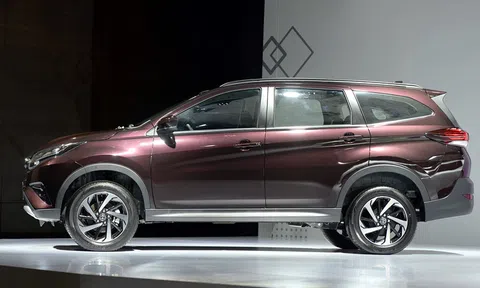 Ô tô 'con lai' SUV bất ngờ cháy hàng, khách mỏi cổ chờ 3 tháng