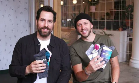 Mắc chứng siêu nhạy cảm, người đàn ông 'phát minh' lại tất chân, thu về 100 triệu USD tiền bán tất chỉ trong 1 năm