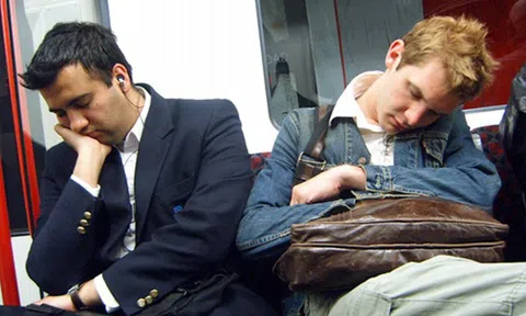 7 thói quen tai hại sau khi ngủ dậy mà chỉ 1 phút sai cũng biến cả ngày của bạn thành "ác mộng": Đa số chúng ta đều đang mắc phải mà không biết!