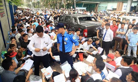 Nghìn người vật vờ chờ xuyên đêm xin visa đi Hàn Quốc