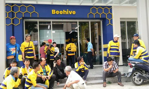 Hàng trăm tài xế beBike “quây” văn phòng Sài Gòn bức xúc vì bị giam thưởng: "Tôi gác máy nghỉ 1 ngày, đêm đó Be báo tỷ lệ hủy lên 100%"