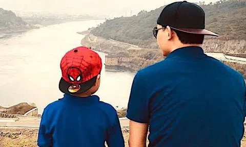 "Bác sĩ nghìn like" Trần Quốc Khánh dặn dò con trai: Không bao giờ để cuộc đời mình phụ thuộc hoàn toàn vào một nguồn thu nhập nhưng đừng là nô lệ của đồng tiền!