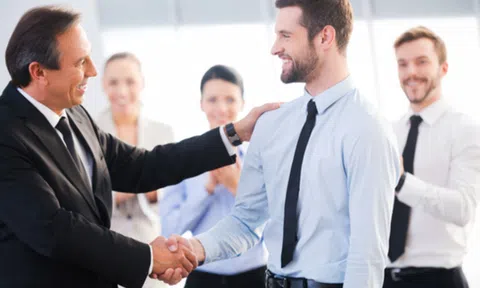 Được sếp khen ngợi, đừng vội thở phào nhẹ nhõm: Để sếp yêu, đồng nghiệp quý, nhất định bạn phải nhớ cách trả lời khéo léo này!