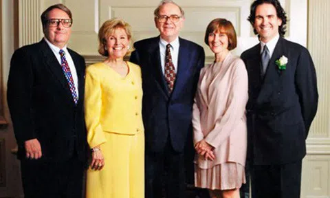 Con của tỷ phú Warren Buffett: Đi bộ đi học trường công, đi làm thêm vào mùa hè và 20 tuổi đọc báo mới biết bố là người giàu
