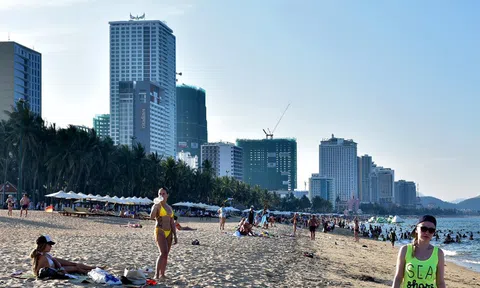 Cao ốc dày đặc, 'bóp nghẹt' phố biển Nha Trang