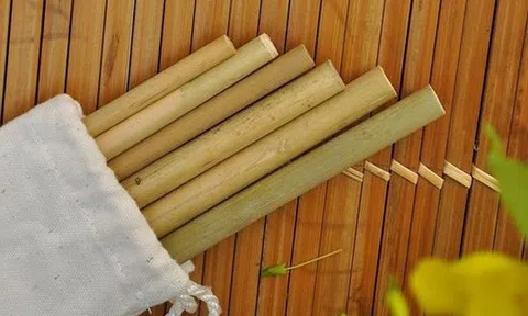 Gói rau lá chuối, hút nước ống sậy: Văn minh như thời ông bà