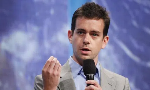 Tỉ phú sáng lập Twitter chỉ ăn một bữa, đi bộ 8 km tới chỗ làm mỗi sáng, tắm nước đá mỗi ngày