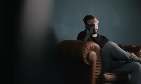 Lương tháng đầu 5 triệu: Sếp gợi ý phải khao cả công ty ăn ở nhà hàng 5 sao, ép "nhậu" tuần 2, 3 bữa, tôi muốn nghỉ việc!