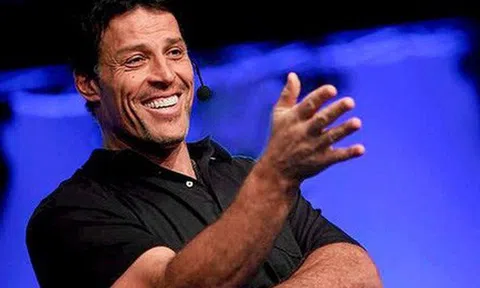 Diễn thuyết trước hàng chục nghìn người, xuyên suốt bốn ngày đêm nhưng triệu phú tự thân Tony Robbins chưa có một giây phút nào tỏ ra mệt mỏi, chính là nhờ 3 phương pháp “hack sinh học” này