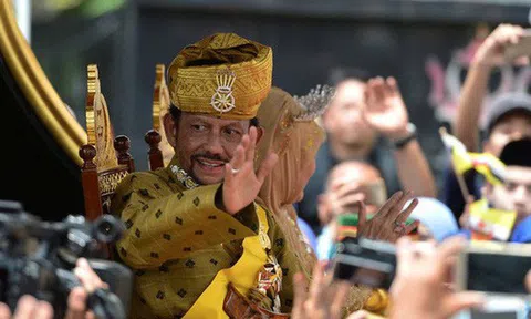 Sở hữu 500 siêu xe Rolls-Royce, Quốc vương Brunei sống xa hoa như thế nào?