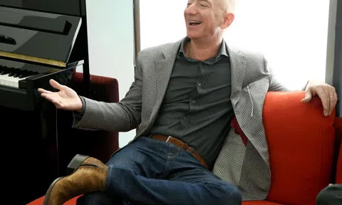 Trong 15 phút, tỷ phú Jeff Bezos kiếm số tiền một người Mỹ làm cả đời
