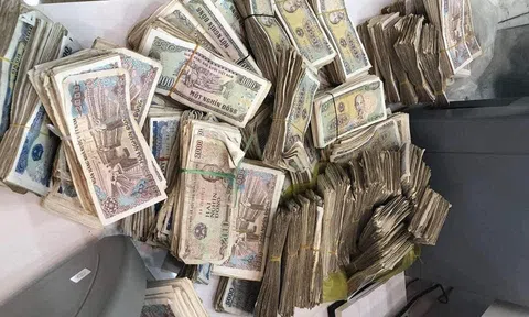 Vợ chồng già 78 tuổi chở bao tải tiền gửi tiết kiệm: Hy hữu ở Quảng Bình