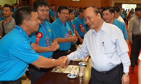 Thủ tướng: “Công nhân cần giảm thời gian lướt web, chơi game và ngồi cà phê”