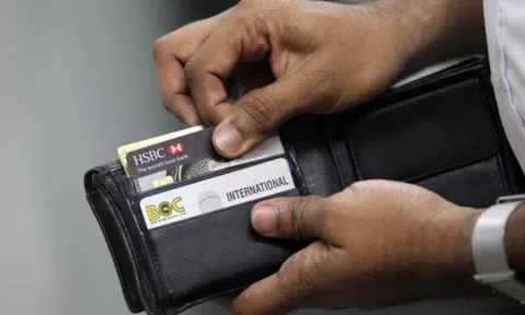 Trả nợ thẻ tín dụng thiếu 400.000 đồng, vì sao ngân hàng tính lãi 3 triệu?