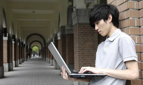 Cựu CEO FPT: Đừng vội lo giải bài toán toàn cầu, startup trẻ hãy giải bài toán đói nghèo, mua được cái ô tô cho mình trước, đó là bài toán vĩ đại mà xưa chúng tôi hèn không mơ tới!