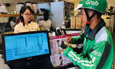 Tài xế Grabfood 'kiện' vì bị công ty giam tiền 3-5 ngày