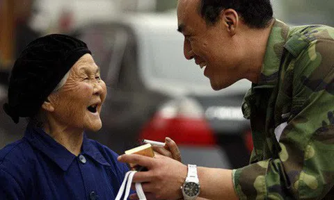 Tặng bà cụ không quen biết chiếc nhẫn, 1 năm sau, lái xe taxi nhận được bức thư đổi đời