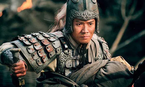 Là một danh tướng trí dũng song toàn, nhưng suốt mấy chục năm Triệu Vân không được trọng dụng; trước khi lâm chung, Lưu Bị hé lộ chân tướng