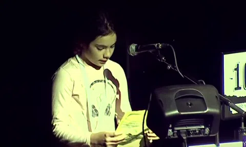 Cô bé 9 tuổi chất vấn Warren Buffett về cổ phiếu công nghệ